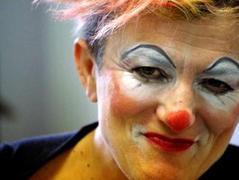02/04/2023 San Giorgio di Piano - Wanda in Alone is Cool Spettacolo clownesco, comico, da morir dal ridere, a seguire bolle di sapone in giardino e festa di fine rassegna per Domeniche a teatro