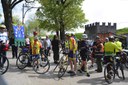 Lo stendardo dell'Unione, ciclisti e la torretta di Malacappa (Foto Giordano Tugnoli)