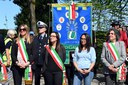 da sinistra: Belinda Gottardi, Claudia Muzic, Irene Priolo ed Erika Ferranti. Dietro, lo stendardo dell'Unione e il vicecomandante della Polizia Locale Reno Galliera Marco Rocca 