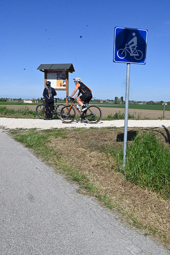Una delle bacheche informative della ciclovia