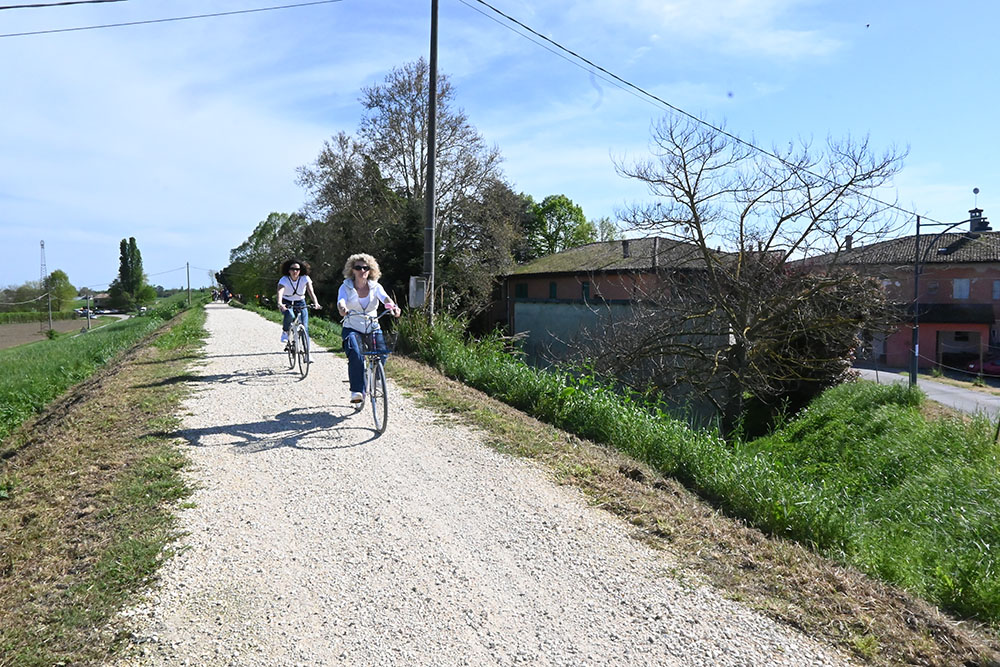 Ciclisti sull'argine