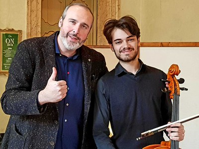 Il direttore artistico Cremonini accando al violoncellista Enrico Mignani - IV Premio Alberghini