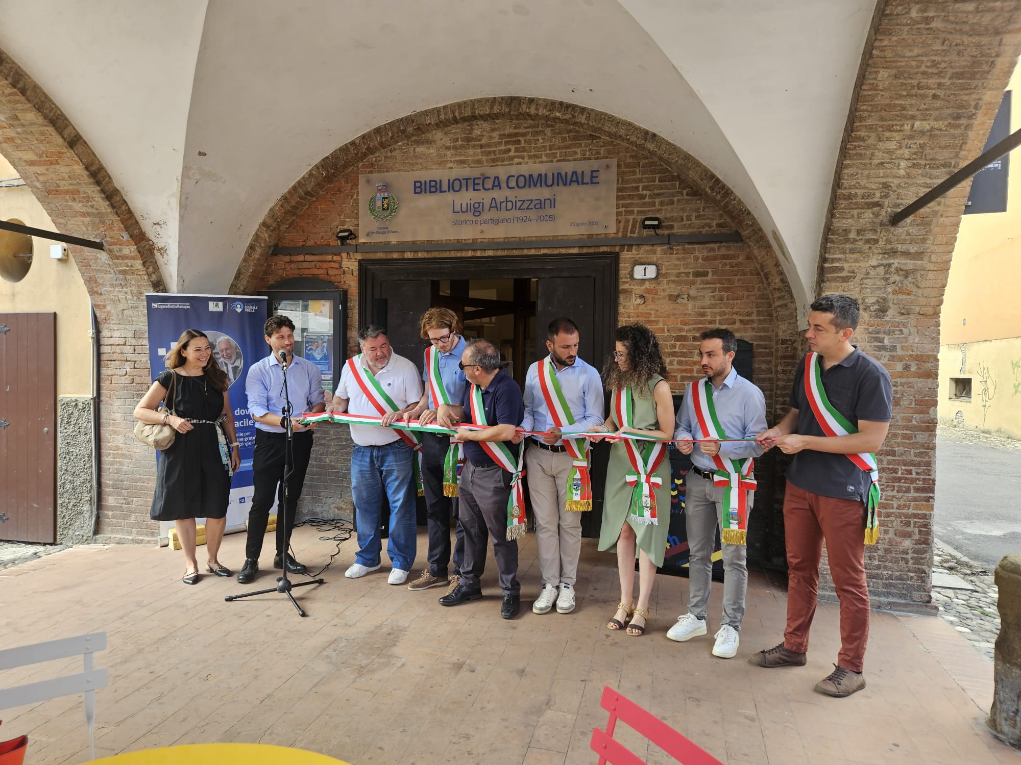 Da sx: I dirigenti Elena Gamberini e Fabrizio Mutti, e i sindaci: Paolo Crescimbeni (San Giorgio di Piano), Luca Vignoli (Castel Maggiore), Alessandro Erriquez (Castello d'Argile), Alessandro Poluzzi (San Pietro in Casale), Alice Vecchi (Bentivoglio), Stefano Zanni (Galliera) e Luca Borsari  (Pieve di Cento)