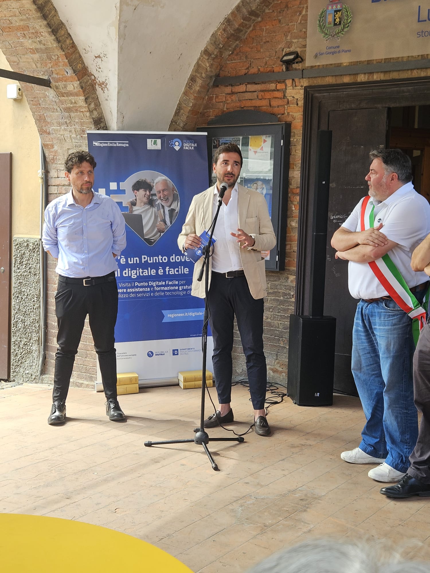 Marco Antonio Rizzo di Open Lab. Alla sua destra il dirigente dell'Area dei Servizi alla persona dell'Unione Fabrizio Mutti, alla sua sx, il sindaco del comune ospitante Paolo Crescimbeni