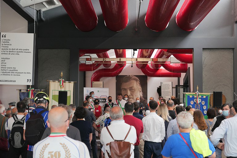 Il pubblico all'interno del Museo Ferruccio Lamborghini di Funo di Argelato - a.JPG