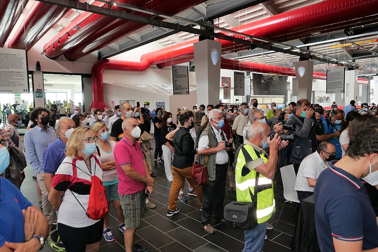 Il pubblico all'interno del Museo Ferruccio Lamborghini di Funo di Argelato.JPG