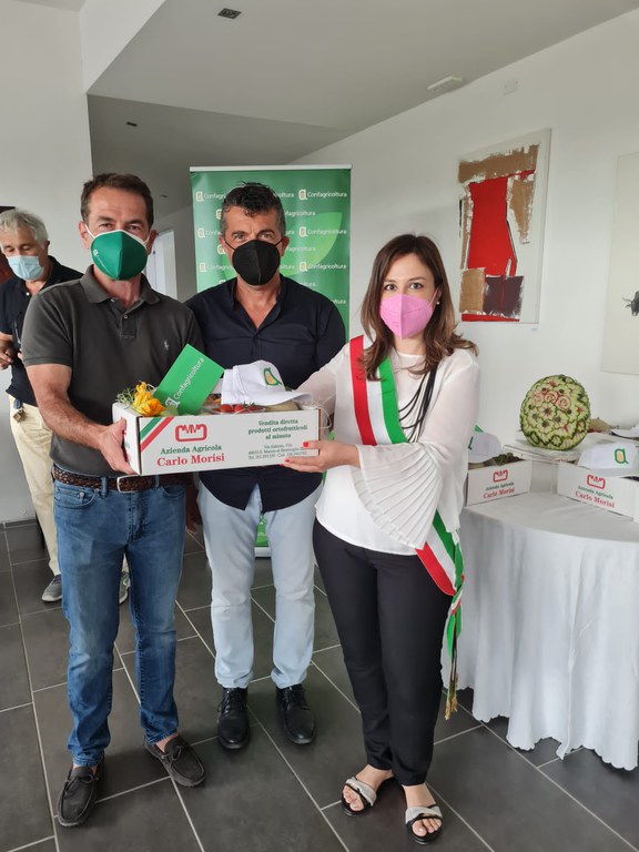 Il vice presidente di Confagrocoltura Marco Caliceti e  Moreno Morisi dell azienda agricola morisi con la sindca Claudia Muzic.jpg