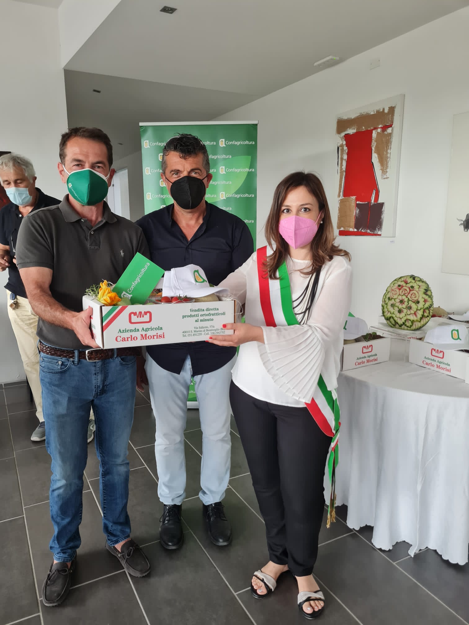 Il vice presidente di Confagrocoltura Marco Caliceti e  Moreno Morisi dell azienda agricola morisi con la sindca Claudia Muzic.jpg