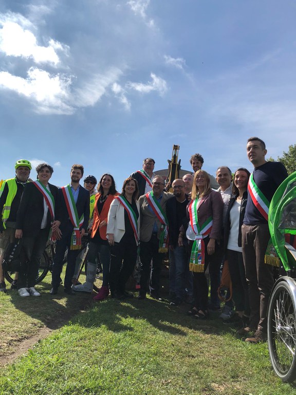 Foto di gruppo sull'argine del Reno