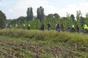 In bicicletta sull'argine del Reno