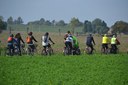 In bicicletta sull'argine del Reno