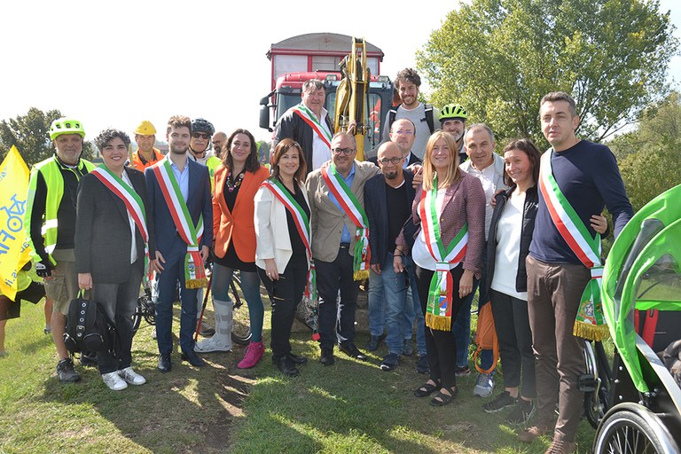 Foto di gruppo sull'argine del Reno