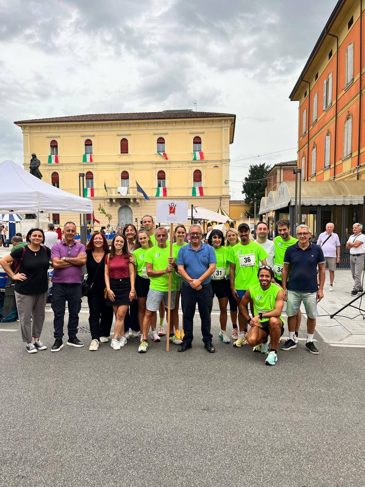 foto di gruppo del comune ospitante
