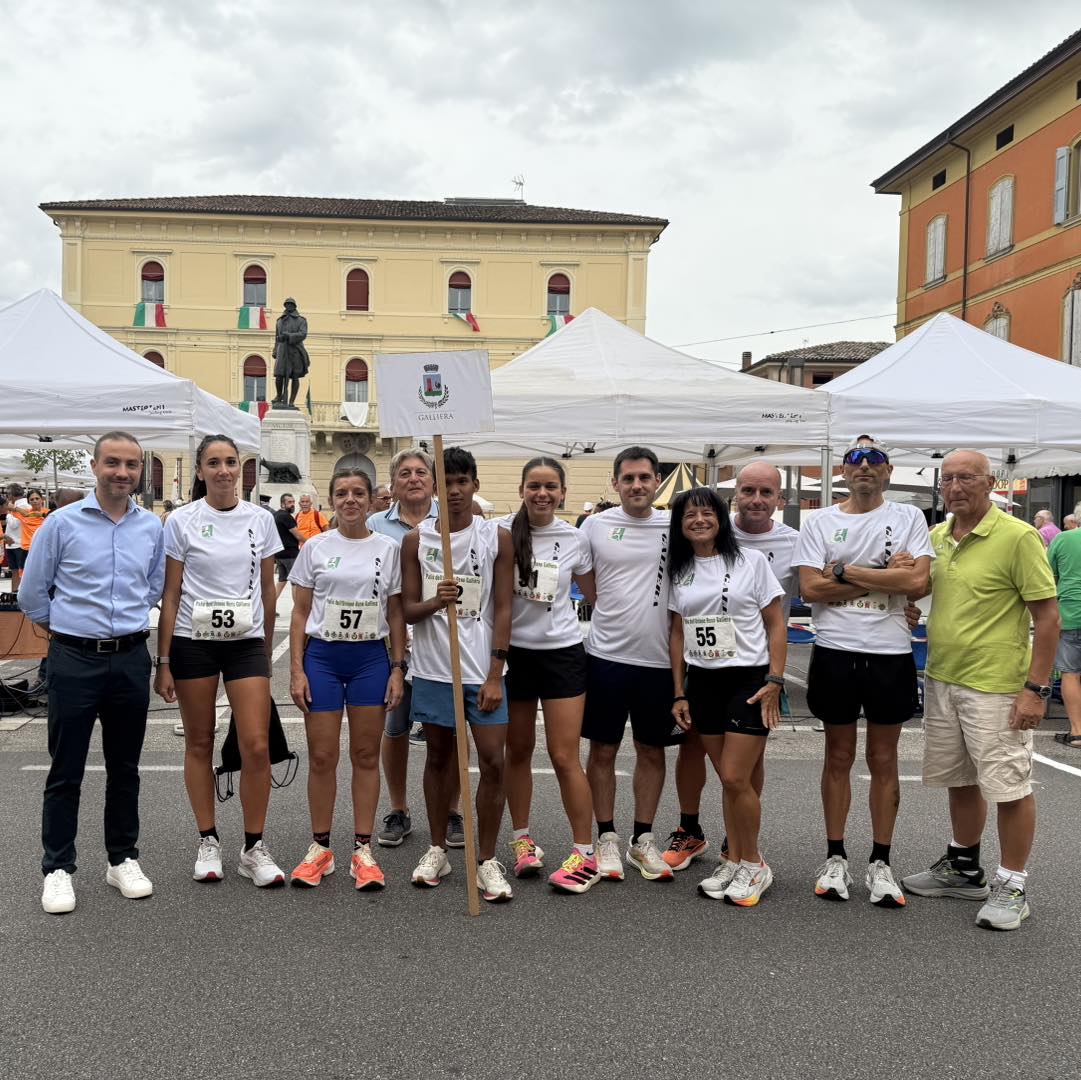 Stefano Zanni, presidente dell'Unione e sindaco di Galliera, con la squadra del suo comune