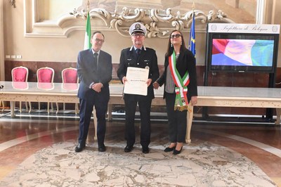 Il Comandante Massimiliano Galloni con il Prefetto Attilio Visconti e l'assessora del comune di Castel San Pietro Terme Barbara Mezzetti