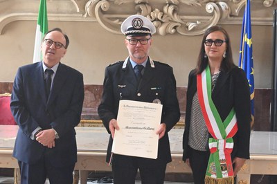Il Comandante Massimiliano Galloni con il Prefetto Attilio Visconti e l'assessora del comune di Castel San Pietro Terme Barbara Mezzetti