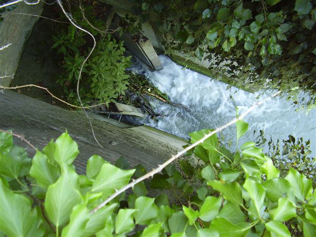 La chiusa che immette nel Fiume Reno
