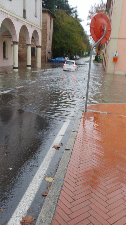 l'acqua ha invaso l'abitato di Castello