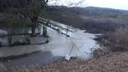 L'acqua limacciosa del fiume inizia ad allagare le golene