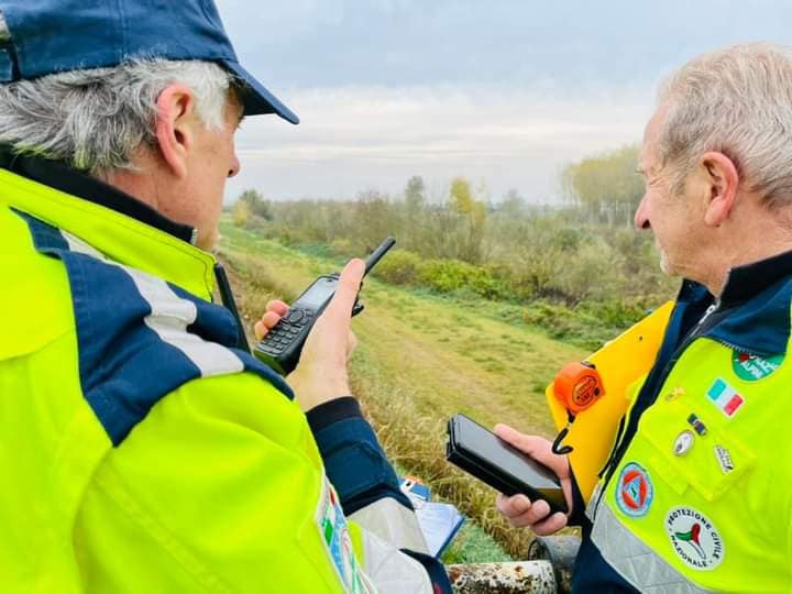 Alpini sugli argini tra Pieve di Cento e Castello d'Argile