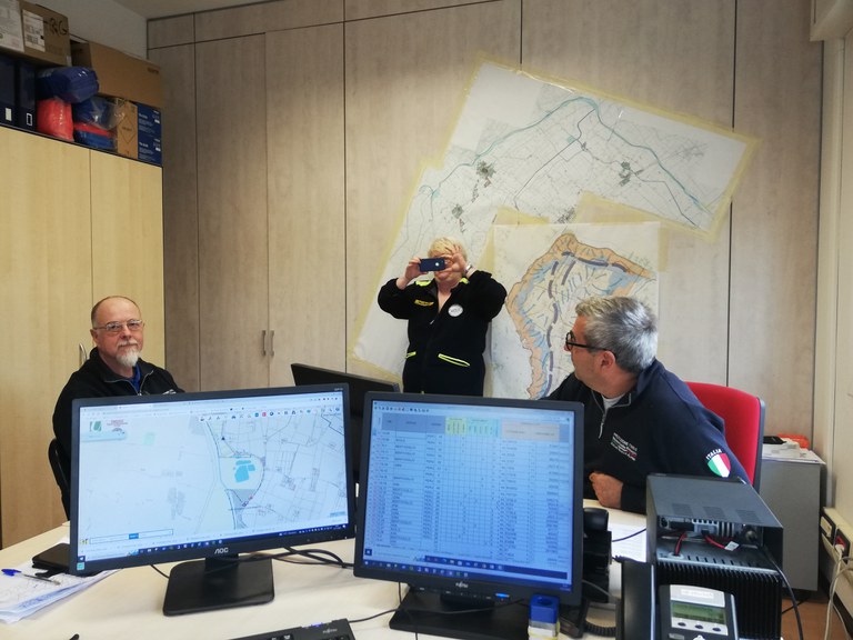 La centrale operativa coordina il movimento delle squadre e registra i ritrovamenti
