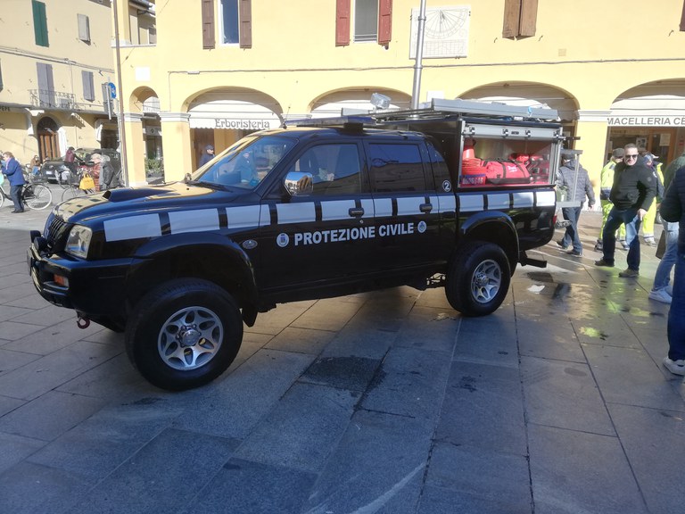 Cassone attrezzato con compartimenti estraibili