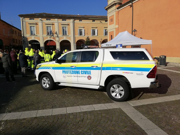 Piazza gremita per l'occasione.