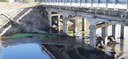 Grossi tronchi nel canale Diversivo, incagliati sotto un ponte