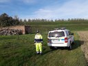 Volontari si posizionano nel punto del fontanazzo simulato