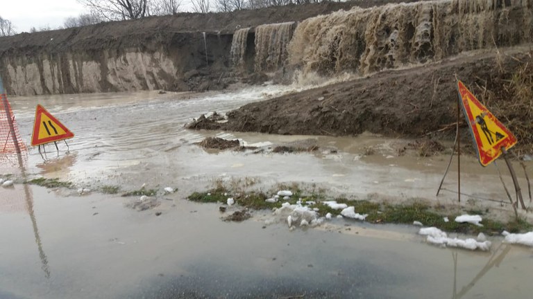 l'acqua fuoriesce dal fiume