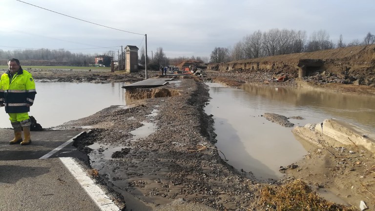 l'acqua che fuoriusciva dal fiume ha completamente devastato la morfologia del terreno e la  via Lame