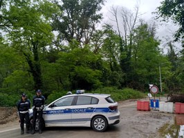 La Polizia Locale Reno Galliera in ausilio a Monterenzio, il paese spezzato a metà dalla frana (galleria fotografica)