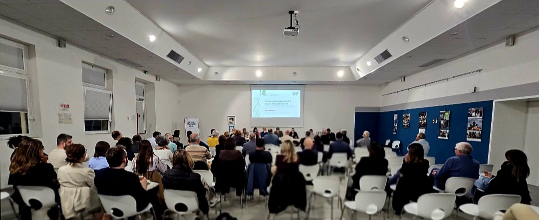 Una panoramica della sala