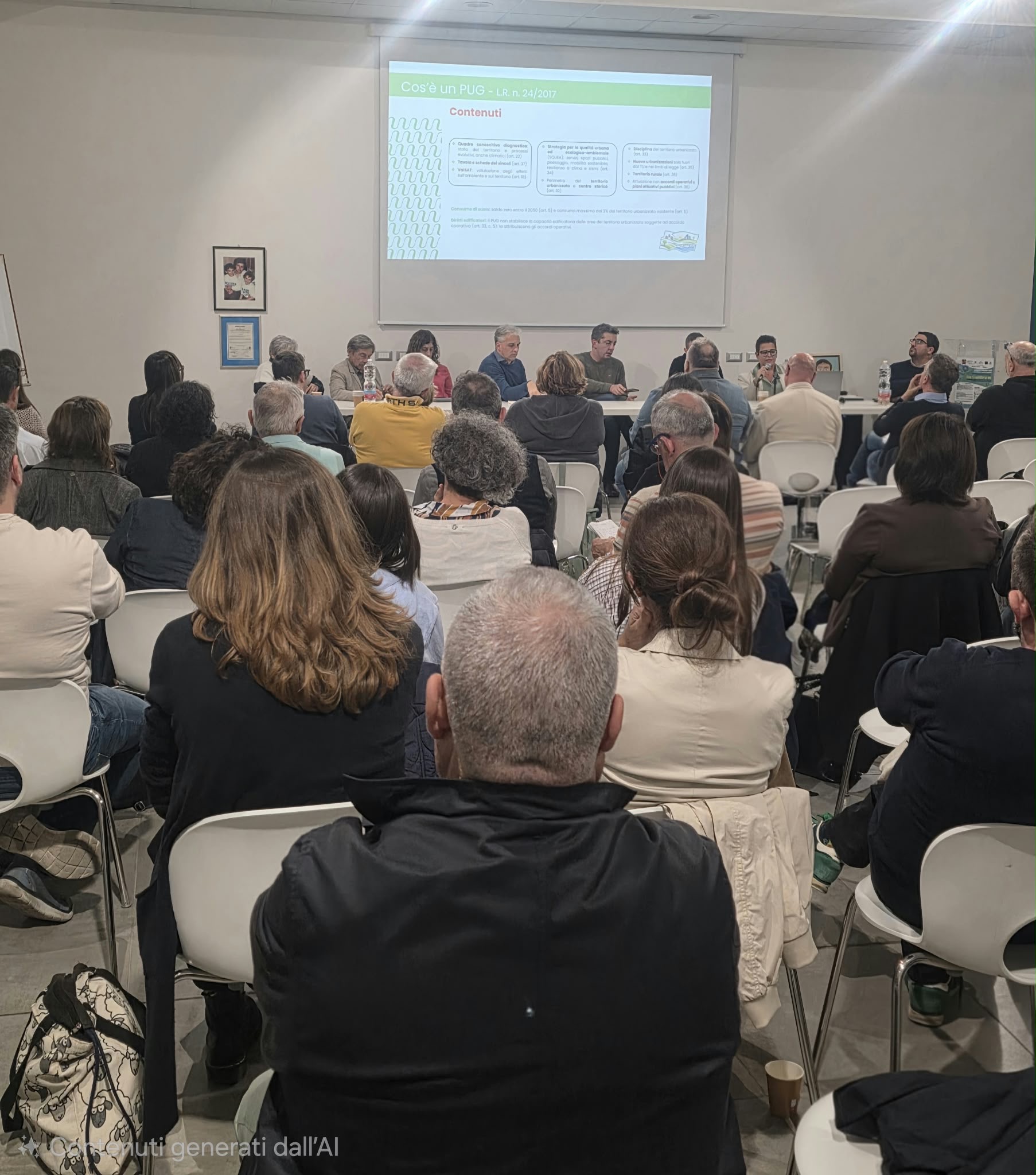 Una panoramica della sala