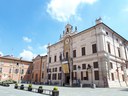 Piazza con municipio